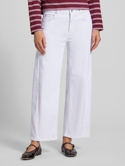 Frauenmodel trägt Wide Fit Stoffhose im 5-Pocket-Design Modell 'Oria' von Cambio im weißen Baumwoll-Mix, verkürzt, Nahaufnahme Unterkörper.