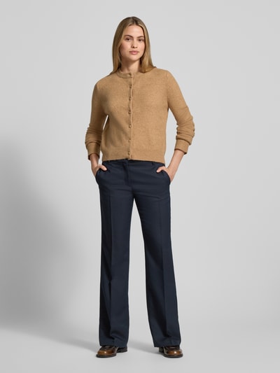 Frauenmodel trägt Cardigan mit Rundhalsausschnitt Modell 'SEEDSUN' von Mango, beige, Knopfleiste, Regular Fit, Baumwoll-Mix, Ganzkörperansicht von vorne.