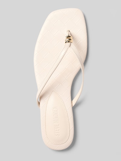 Produktfoto, Sandale aus echtem Leder Modell 'Maliyah' von Steve Madden in Beige mit geflochten wirkender Struktur, Zehentrenner, glatte Sohle, Absatzhöhe 1 cm bei Größe 40