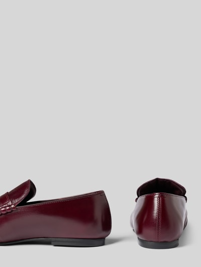 Produktfoto, Loafer mit Raffungen Modell 'Aven' von ALOHAS in Dunkelrot, glatte Sohle, abgerundete Form, Schaftbrücke, Damen Loafer
