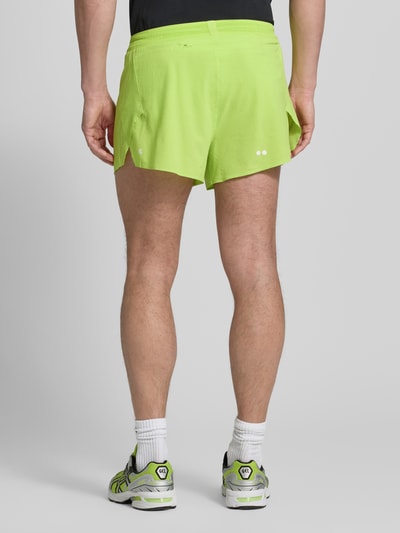 Männermodel trägt Shorts mit elastischem Bund Modell 'SENSE AERO' von Salomon, Herren Regular-Fit, Material-Mix mit Stretch-Anteil, Ganzkörperansicht Rückansicht.