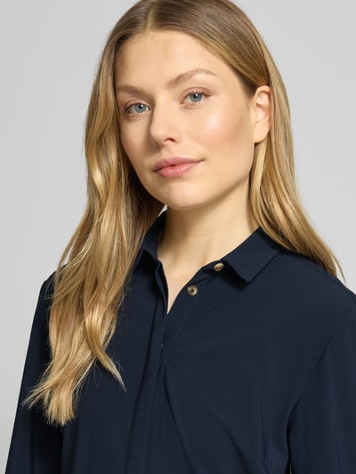 Frauenmodel trägt Knielanges Hemdblusenkleid mit 3/4-Arm von WHITE LABEL aus dunkelblauem Material-Mix, Nahaufnahme Oberkörper.