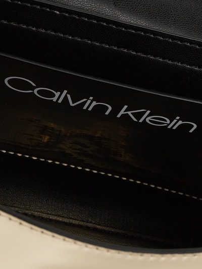 CK Calvin Klein Torebka na długim pasku lakierowana  Beżowy 5