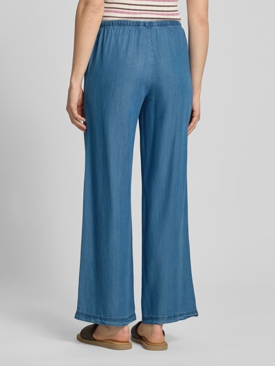Frauenmodel trägt Wide Leg Hose aus Lyocell Modell 'CHARIS' von Only in Denim-Optik mit elastischem Bund und Eingrifftaschen, Ganzkörperansicht Rückansicht.