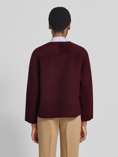 Frauenmodel trägt Relaxed Fit Kurzmantel aus Woll-Mix mit Kaschmir-Anteil von GANT in Bordeaux, unifarben, Ganzkörperansicht Rückansicht.