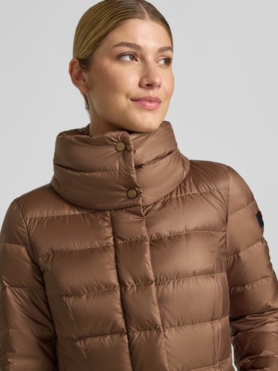 Frauenmodel trägt Steppjacke mit Eingrifftaschen von Peuterey in Braun mit Stehkragen und Steppnähten, Nahaufnahme Oberkörper, Damen Steppjacke von Peuterey, eng anliegende Passform, Abdeckleiste, KI-modifiziertes Bild.