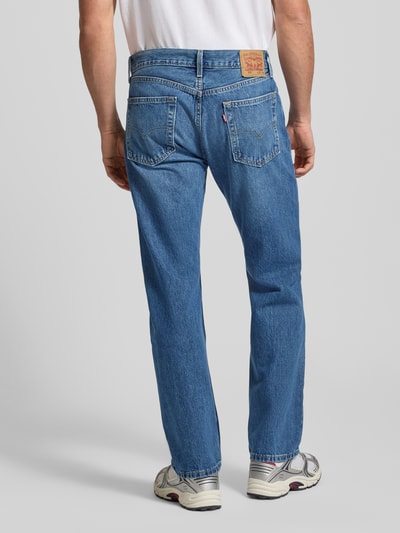 Mężczyzna nosi Jeans mit 5-Pocket-Design od Levi's®, niebieska bawełna, relaxed fit, widok całej sylwetki z tyłu.