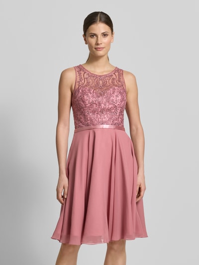 Vrouwenmodel draagt Cocktailkleid mit Rundhalsausschnitt van Luxuar in oudroze, getailleerde fit, gevoerde rok, blinde rits, vooraanzicht halve lichaamsopname. Borstwijdte maat 36: 40 cm, ruglengte: 157 cm.