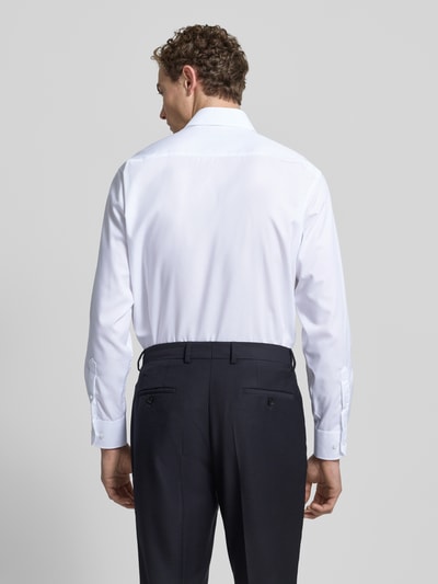 Męski model nosi Comfort Fit Businesshemd aus Popeline von ETERNA, biała bawełna, kołnierzyk new kent, sportowe mankiety, nie wymaga prasowania, koszula biznesowa, długie rękawy, listwa guzikowa; widok całej sylwetki od tyłu.