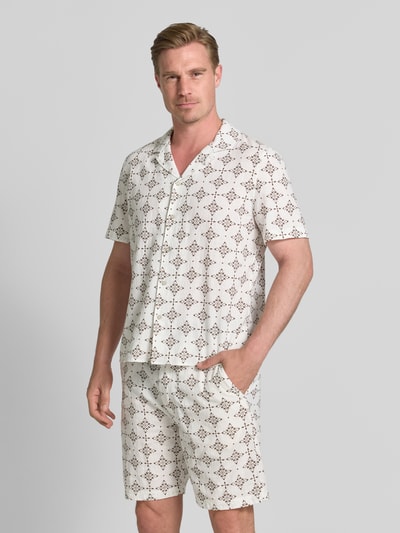 Männermodel trägt Relaxed Fit Freizeithemd aus reiner katoen van s.Oliver RED LABEL, wit met zwart patroon, Ganzkörperansicht von vorne.
