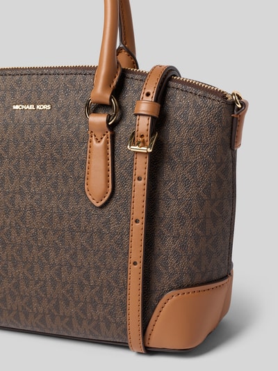 Produktfoto, Handtasche mit Logo-Applikation Modell 'Murphey' von MICHAEL Michael Kors, braune Lederoptik, Allover-Logo-Print, goldene Details, Reißverschluss, sichtbarer Schulterhenkel und Trageriemen, Nahaufnahme Vorderseite