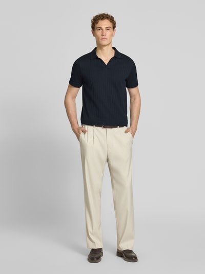 Męski model nosi Regular Fit Poloshirt mit V-Ausschnitt Modell 'Baronito' od JOOP! Collection, czarny, strukturalny wzór, czysta bawełna, krój regular fit, długość tyłu w rozmiarze M: 69 cm, widok pełnej sylwetki z przodu