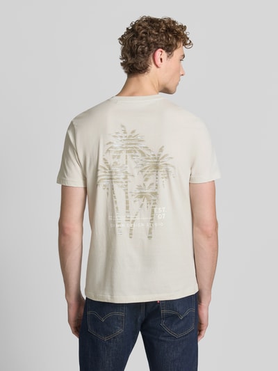 Männermodel trägt Regular Fit T-Shirt aus reiner Baumwolle von Tom Tailor Denim, Optik: Unifarben, Passform: Regular-Fit, Rundhals, Kurzarm, Material: Reine Baumwolle, Ganzkörperansicht Rückansicht.