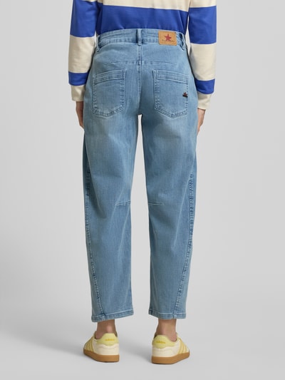 Frauenmodel trägt Barrel Fit Jeans mit Eingrifftaschen von Buena Vista, hellblauer Baumwoll-Mix mit Used-Look, Ganzkörperansicht Rückansicht.