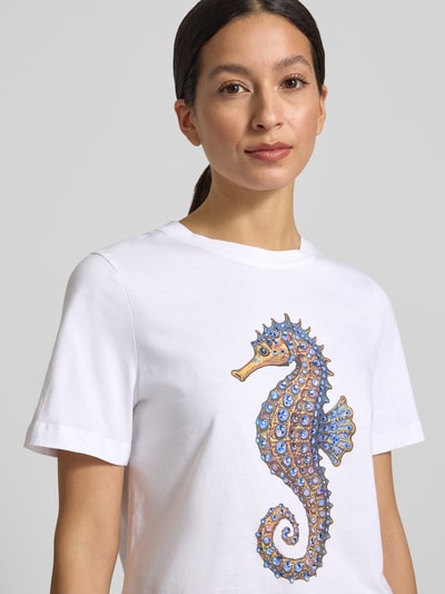Frauenmodel trägt T-Shirt mit Motiv-Print und Rundhalsausschnitt von Rich & Royal, weiße Reine Baumwolle, Regular-Fit, Nahaufnahme Oberkörper. Rückenlänge bei Größe S: 55 cm.