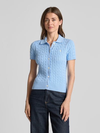 Frauenmodel trägt Slim Fit Strickjacke mit Polokragen von Polo Ralph Lauren, Optik: Unifarben, Logo-Stitching, Knopfleiste, Strick, Ganzkörperansicht von vorne.