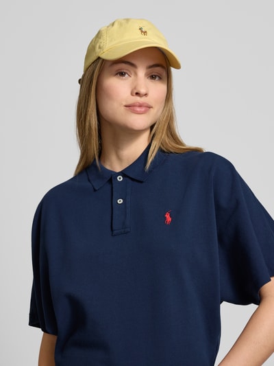 Modelka kobieca nosi granatowe Boxy Fit Poloshirt mit Label-Stitching von Polo Ralph Lauren z bawełny, z kołnierzem polo; zbliżenie na górną część ciała.