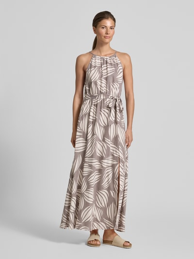 Frauenmodel trägt Maxikleid aus Viskose-Mix mit Leinen-Anteil von Apricot mit Floraler Allover-Print, Schlüssellochausschnitt, Tailliert, Spaghetti-Träger, Ganzkörperansicht von vorne.