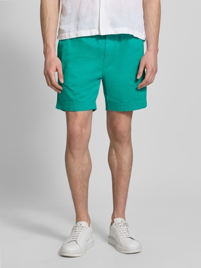 Männermodel trägt Regular Fit Shorts mit elastischem Bund Modell 'SUNFADED' von Gant in Türkis aus Baumwolle, Nahaufnahme Oberkörper.