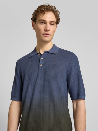 Mannelijk model draagt poloshirt met knoopsluiting model 'Dani' van Wood Wood, regular fit, puur katoen, gebreid shirt, ruglengte maat M 68 cm, close-up bovenlichaam vooraanzicht.