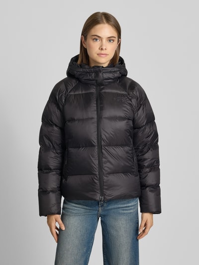 Frauenmodel trägt schwarze Steppjacke mit Label-Stitching Modell 'HYDRENALITE CITY DOWN' von The North Face, Ganzkörperansicht von vorne. Mix mit Stretch-Anteil, Regular Fit, Kapuze, Reißverschluss, Damen Steppjacke.