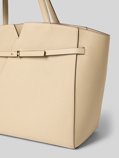 Produktfoto, Shopper aus echtem Rindsleder Modell 'BOSS REVERS SM TOTE' von BOSS, jednolity beż, zamknięcie na zamek, faktura ziarnista, zdobienie sprzączką, główna komora, kieszeń wsuwana i kieszeń na zamek wewnątrz, uchwyty do noszenia, skóra naturalna