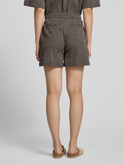 Frauenmodel trägt Straight Fit Shorts mit elastischem Bund Modell 'Malky' von OPUS, Material-Mix, Ganzkörperansicht Rückansicht.