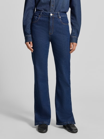 Frauenmodel trägt Straight Fit Jeans mit Gehschlitzen von MYON in Dunkelblau mit 5-Pocket-Design, Knopf- und Reißverschluss, Nahaufnahme Oberkörper.