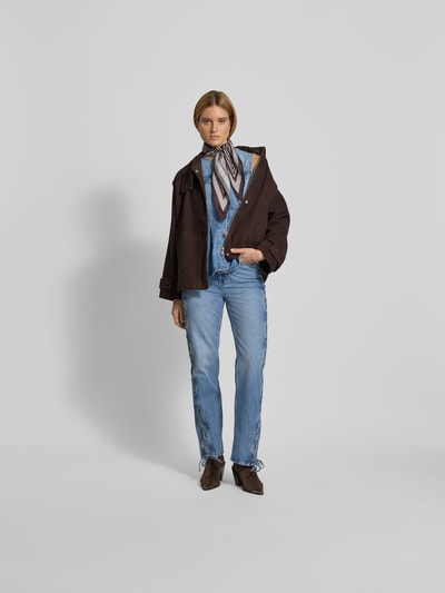 Frauenmodel trägt Oversized Jacke mit Stehkragen von ROTATE aus Ziegenvelours, dunkelbraun, verdeckter Reißverschluss, Ganzkörperansicht von vorne.