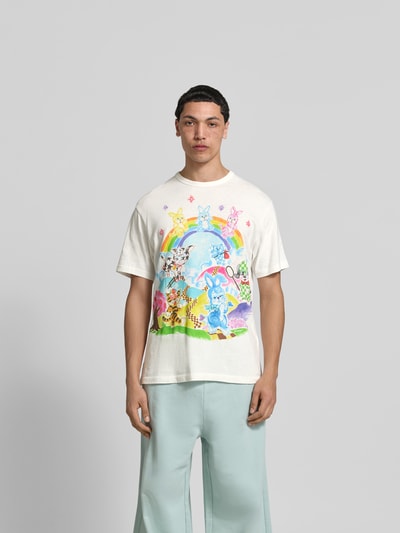 Männermodel trägt T-Shirt mit Allover-Motiv-Print von Kenzo aus reiner Baumwolle, Regular-Fit, Rundhalsausschnitt, kurzärmelig, bunte Farbakzente, Ganzkörperansicht von vorne.
