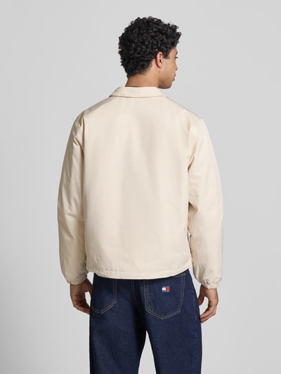 Mannelijk model draagt Jacke mit Label-Stitching van BLKVIS in regular fit, kentkraag, knoopsluiting, steekzakken, crèmekleur, detail van label-stitching, ruglengte 68 cm, schouderbreedte 44 cm, borstwijdte 60 cm, mouwlengte 66 cm, volledige rugaanzicht.