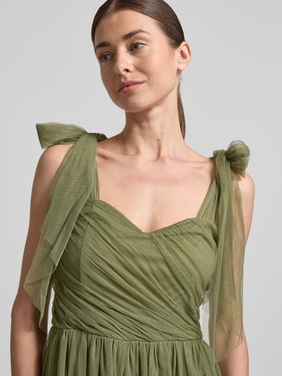 Kobiece modelka nosi 'Cocktailkleid aus Tüll im Stufen-Look' od LACE & BEADS, tiul, linia a, sukienka midi, efekt stopniowania, drapowania, szerokość w rozmiarze s: 31 cm, długość tyłu w rozmiarze s: 103 cm, detaliczne ujęcie górnej części.