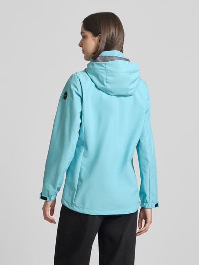 Frauenmodel trägt Parka mit Kapuze und verdecktem Reißverschluss von G.I.G.A. DX in Hellblau, wasserabweisend, Gerader-Schnitt, Ganzkörperansicht Rückansicht. Rückenlänge 70 cm, Schulterbreite 41 cm, Brustweite 51 cm, Ärmellänge 63 cm, Label-Patch, seitliche Reißverschlusstaschen.