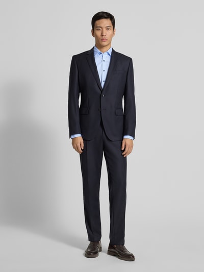 Männermodel trägt Slim Fit Businesshemd aus Baumwoll-Mix mit Haifischkragen von OLYMP, hellblau, durchgängige Knopfleiste, Ganzkörperansicht von vorne.