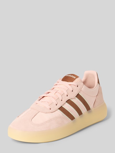 Produktfoto, Sneaker aus Leder-Textil-Mix Modell 'BARREDA DECODE' von adidas Sportswear in Rosa mit braunen Streifen, beiger Gummisohle, abgerundeter Spitze und Schnürung