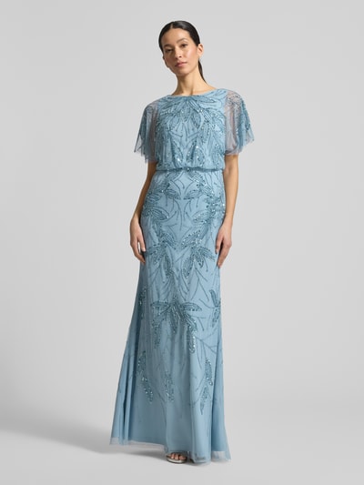Frauenmodel trägt Abendkleid mit Perlen und Pailletten von Christian Berg Cocktail in Blau, Maxikleid, tailliert, Ganzkörperansicht von vorne.