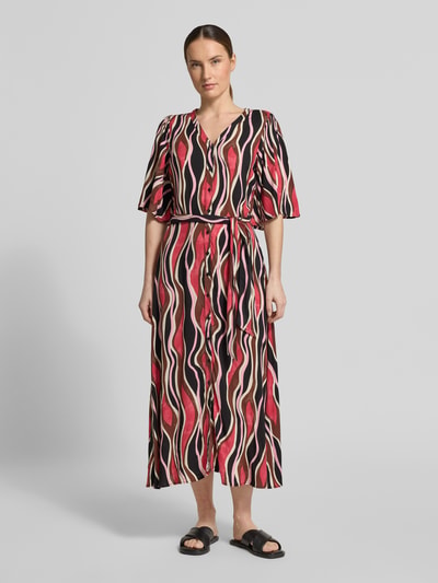 Vrouwenmodel draagt Regular Fit midi-jurk uit zuiver viscose model 'Cammi' van Soyaconcept met V-hals, halflange mouwen, getailleerde pasvorm, afneembare stoffen band, doorlopende knoopsluiting, ruglengte maat S 124 cm, borstwijdte 50 cm, mouwlengte 37 cm, veelkleurig patroon, vloeiende stof, Ganzkörperansicht van voren.
