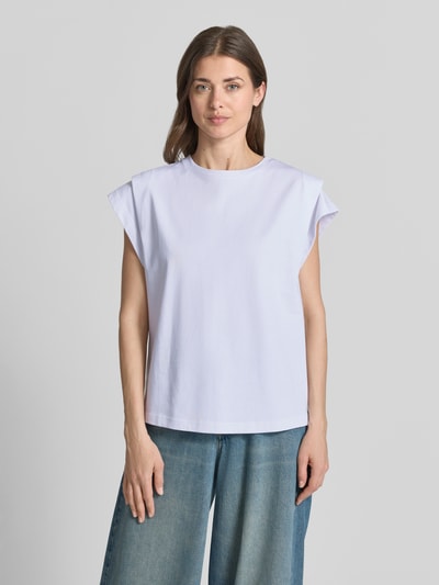 Frauenmodel trägt T-Shirt mit Drapierungen Modell 'PIO' von Bash aus reiner Baumwolle, Regular Fit, Weiß, Rundhalsausschnitt, Ganzkörperansicht von vorne.