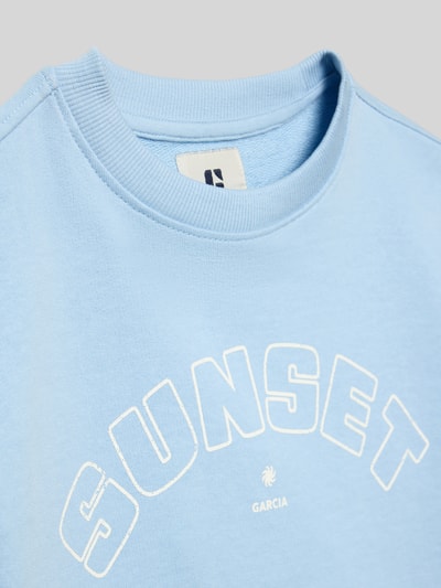Produktfoto, Cropped T-Shirt mit Logo-Print von Garcia in Hellblau, Reine Baumwolle, Rundhalsausschnitt, Rückenlänge 38 cm in Größe 140