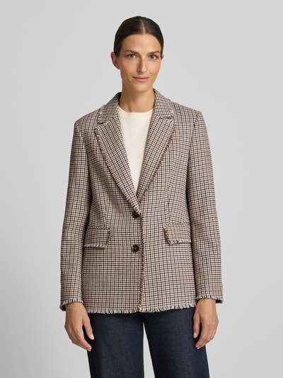 Frauenmodel trägt Regular Fit Blazer mit Fransen-Saum von White Label, Hahnentritt-Print in Beige und Braun, Reverskragen, Nahaufnahme Oberkörper.
