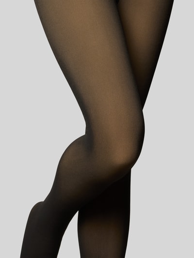 Frauenmodel trägt Strumpfhose mit gummifreiem Bund von camano, blickdicht, warmes Mischgewebe, eng anliegend, Nahaufnahme Beine. Für kühle Tage.