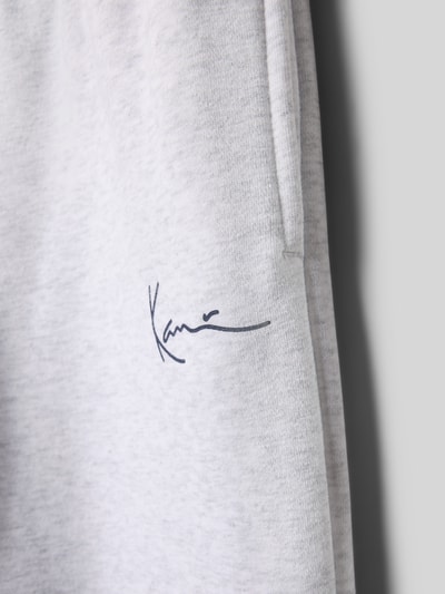 Produktfoto, Straight Fit Sweatpants mit Logo-Print von KARL KANI aus hellgrauem Baumwoll-Mix mit Eingrifftaschen, Struktur weich.
