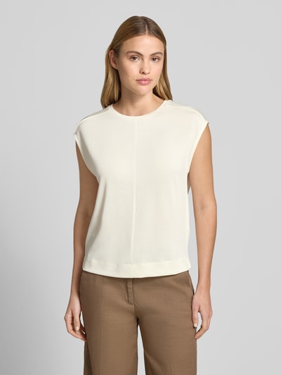 Frauenmodel trägt T-Shirt mit Rundhalsausschnitt Modell 'Slummi' von OPUS in Creme, Material-Mix mit Stretch-Anteil, Regular Fit, Nahaufnahme Oberkörper.