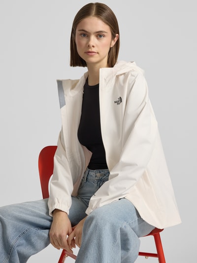 Modelka kobieta ma na sobie Funktionsjacke mit DryVent™-Technologie od The North Face w kolorze jasnym, tkanina matowa, lekko taliowany krój, kaptur z ochroną podbródka, pełny zamek, kieszenie na zamek, oddychająca, wodoodporna, szwy podklejane, dwuwarstwowa podszewka z siateczki, szerokość w rozmiarze S: 50 cm, długość tyłu S: 71 cm, szerokość ramion S: 41 cm, długość rękawa S: 63 cm, widok całej sylwetki z przodu.