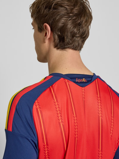 Männermodel trägt Spanien Heimtrikot 2026 von adidas Sportswear, Herren T-Shirt in Optik:Allover-Muster, Slim-Fit, Rückansicht.