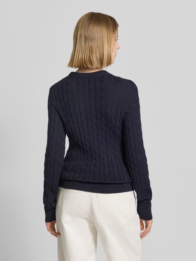 Vrouwenmodel draagt Strickpullover mit Zopfmuster und Rundhalsausschnitt van Jake*s Casual, donkerblauw, katoen, recht fit, rugaanzicht.