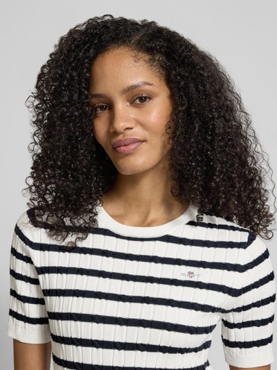 Frauenmodel trägt Strickshirt mit Rundhalsausschnitt und Label-Stitching von Gant, Baumwoll-Mix, Ripp-Optik, Nahaufnahme Oberkörper.