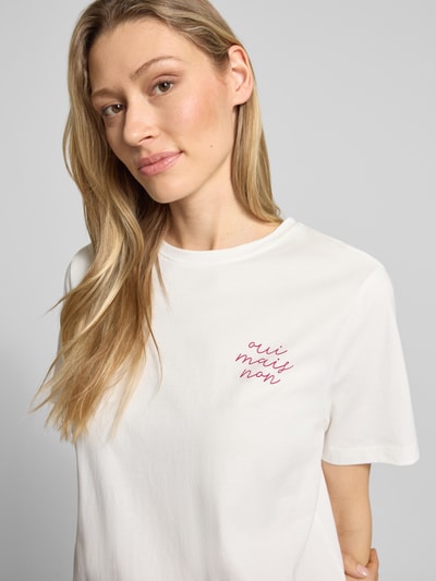 Frauenmodel trägt Damen T-Shirt aus Reine Baumwolle mit Schriftzug, T-Shirt aus Baumwolle Modell 'SYBILLA' von Vila, Nahaufnahme Oberkörper. Gerader-Schnitt, Rundhalsausschnitt, Rückenlänge bei Größe S: 58 cm.