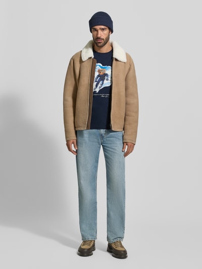 Männermodel trägt Herren T-Shirt mit Label-Print von Polo Ralph Lauren, Reine Baumwolle, Slim-Fit, Rundhalsausschnitt, Ganzkörperansicht von vorne.