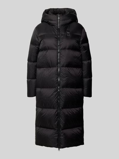 Produktfoto, czarny płaszcz pikowany z kapturem, Model 'CELIA' od Blauer USA, krój regular fit, zamek błyskawiczny dwustronny, detal z logo, długość tyłu w rozmiarze S: 110 cm, szerokość ramion w rozmiarze S: 43 cm, szerokość w rozmiarze S: 55 cm, długość rękawów w rozmiarze S: 60 cm